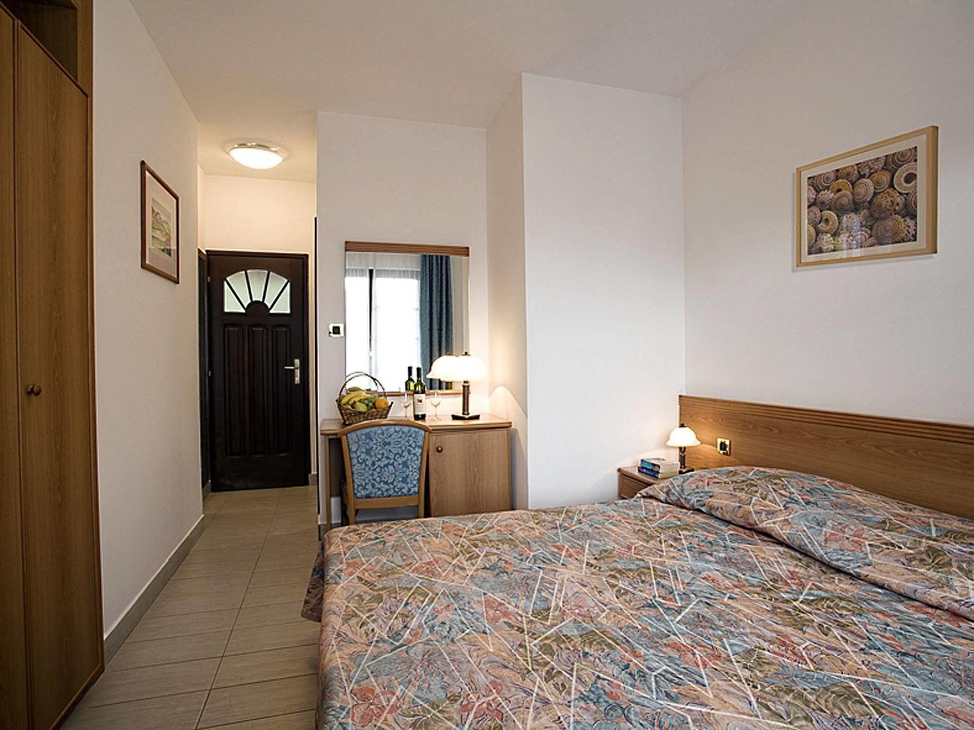 Eurocamp Mobile Homes At Fkk Nudist Campsite Solaris Tar-Vabriga Ngoại thất bức ảnh